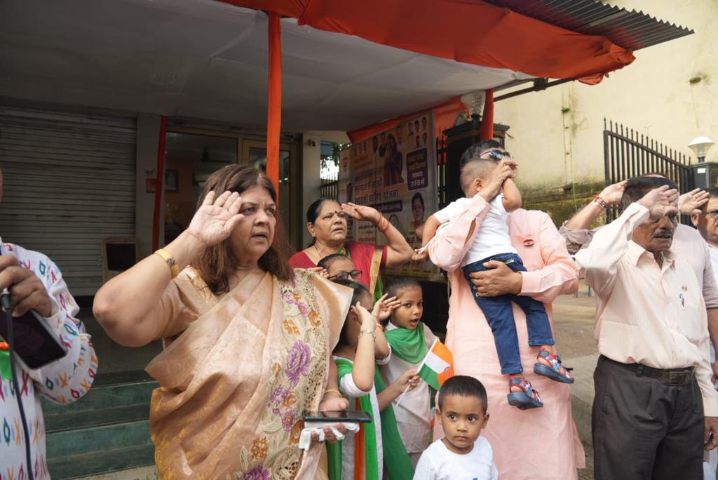 VidyaThakurBJP's tweet photo. आज गोरेगाव विधानसभा मदारसंघातील विविध ठिकाणी ध्वजारोहण कार्यक्रमाला उपस्थित राहून "ध्वजारोहण" केले .

#IndependeceDay2024

@narendramodi @Dev_Fadnavis @BJP4India @BJP4Maharashtra @BJP4Mumbai @cbawankule @ShelarAshish @Jaiprak67394001 https://t.co/V8HhgCHRUN