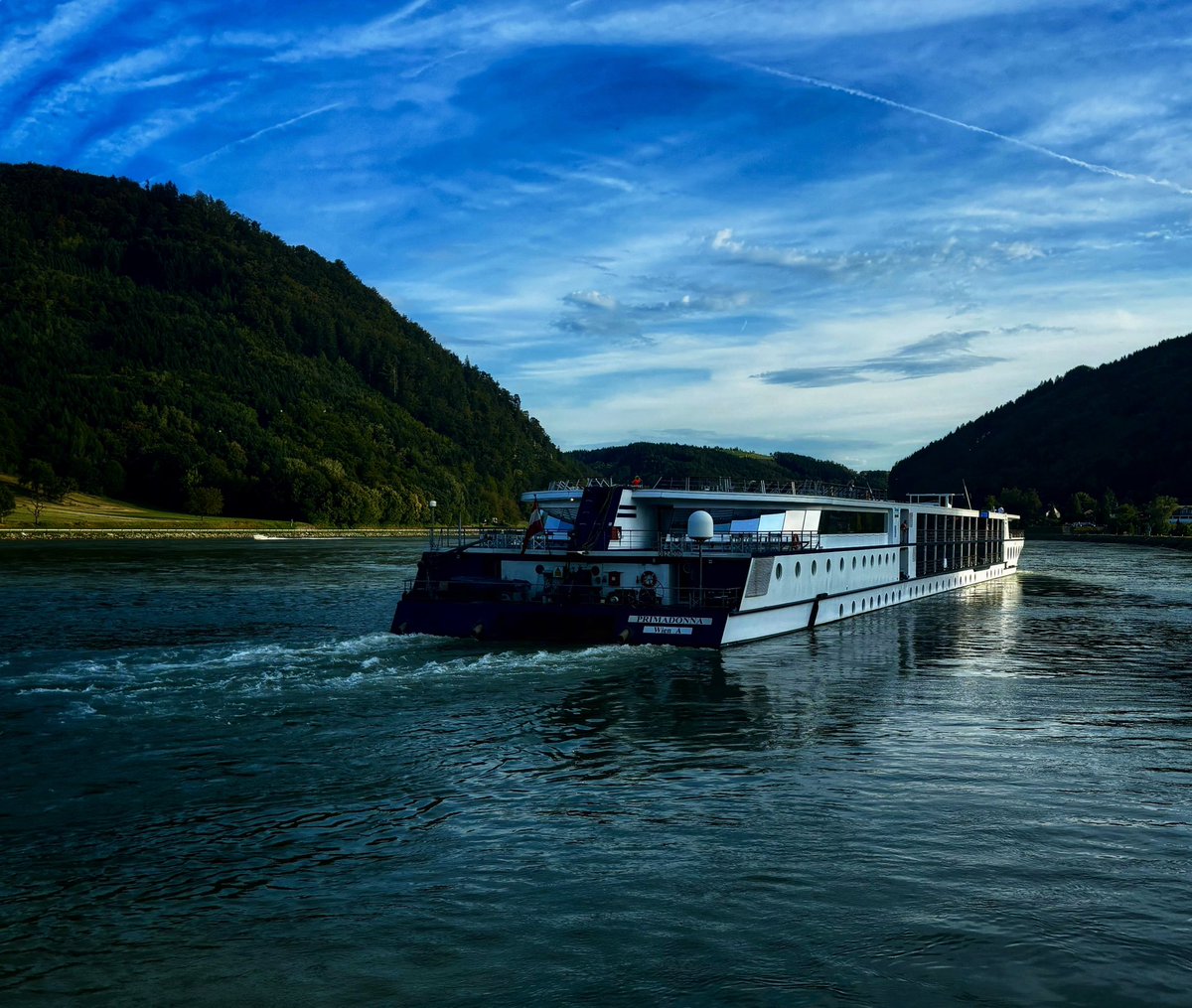 ozgur_1ey's tweet photo. #photo #photography #fotograf #Grein #österreich #Austria https://t.co/ZdNBXOmxDP