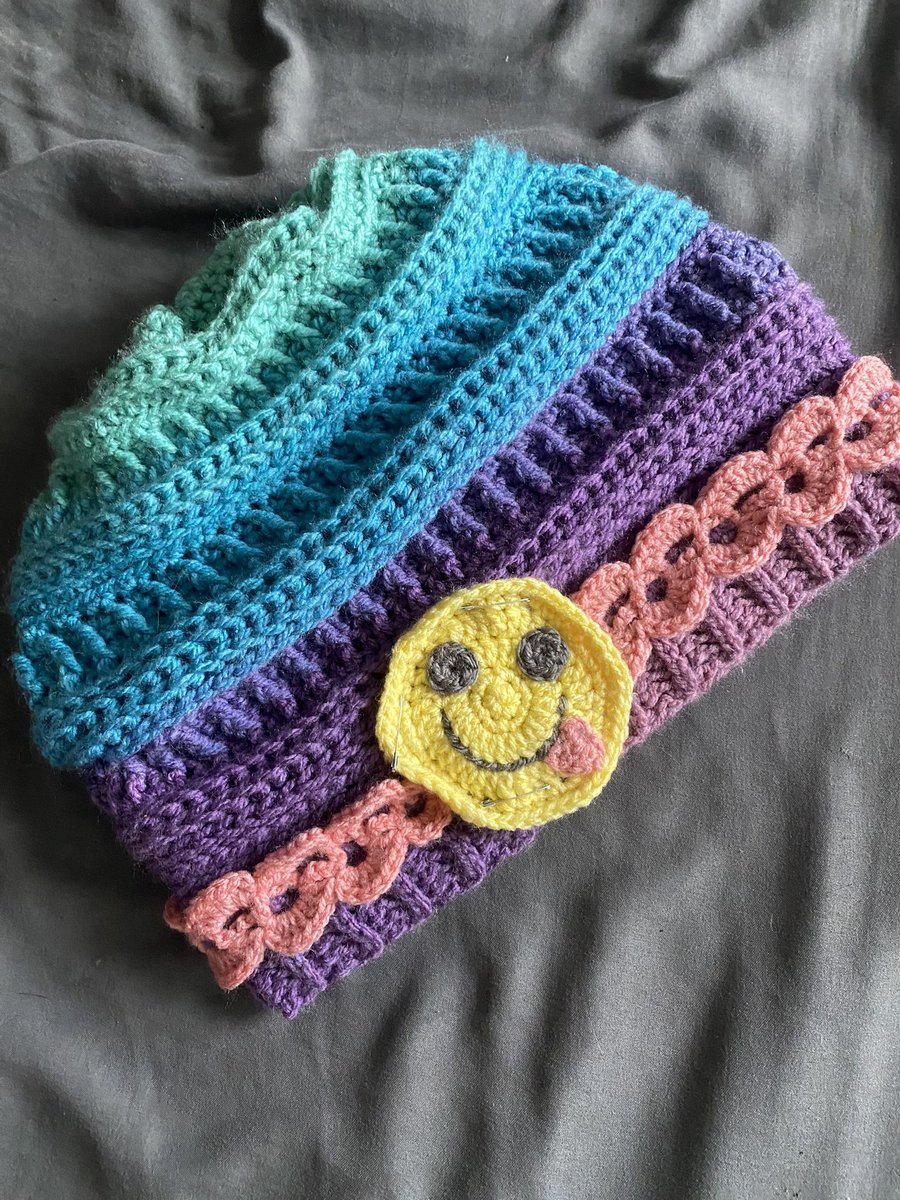 HaileycommetTtv's tweet photo. Making myself a new winter hat and scarf set 😋 https://t.co/17nLGOlYNN