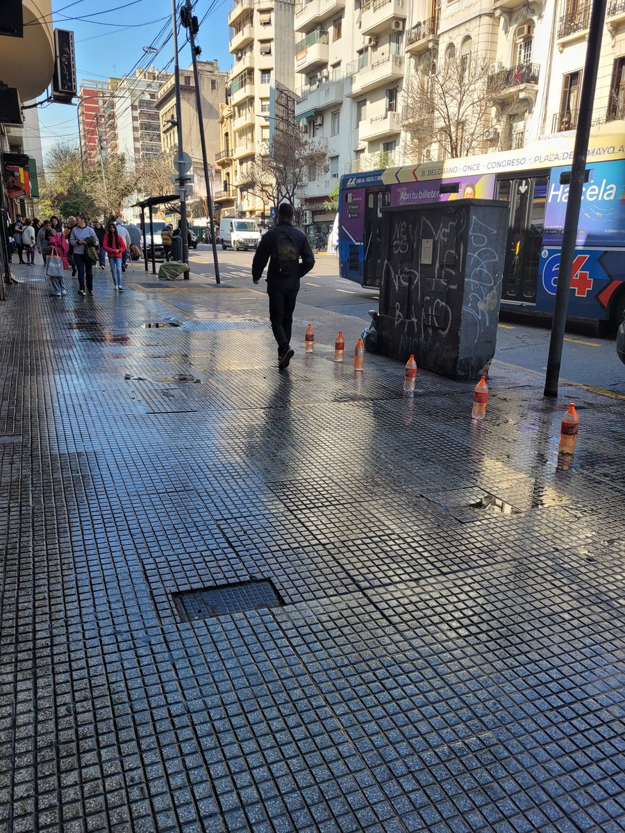 bsas_lovers's tweet image. El sistema antimanteros de Once. Mantener las veredas mojadas...Argentina, no lo entenderías.