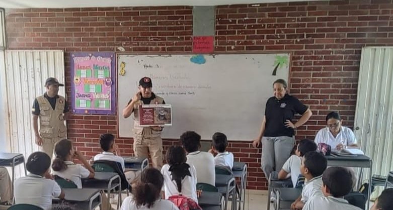 Ejercito_Div7's tweet photo. En 2024, los facilitadores del Batallón de Ingenieros de Desminado Humanitario N° 7, en apoyo a la #CuartaBrigada, han beneficiado a más de 25 mil habitantes de #Antioquia, reafirmando la importancia de la educación en el riesgo de minas antipersonal. #NuestroCompromisoEs🇨🇴 https://t.co/BnNzNB0x6l