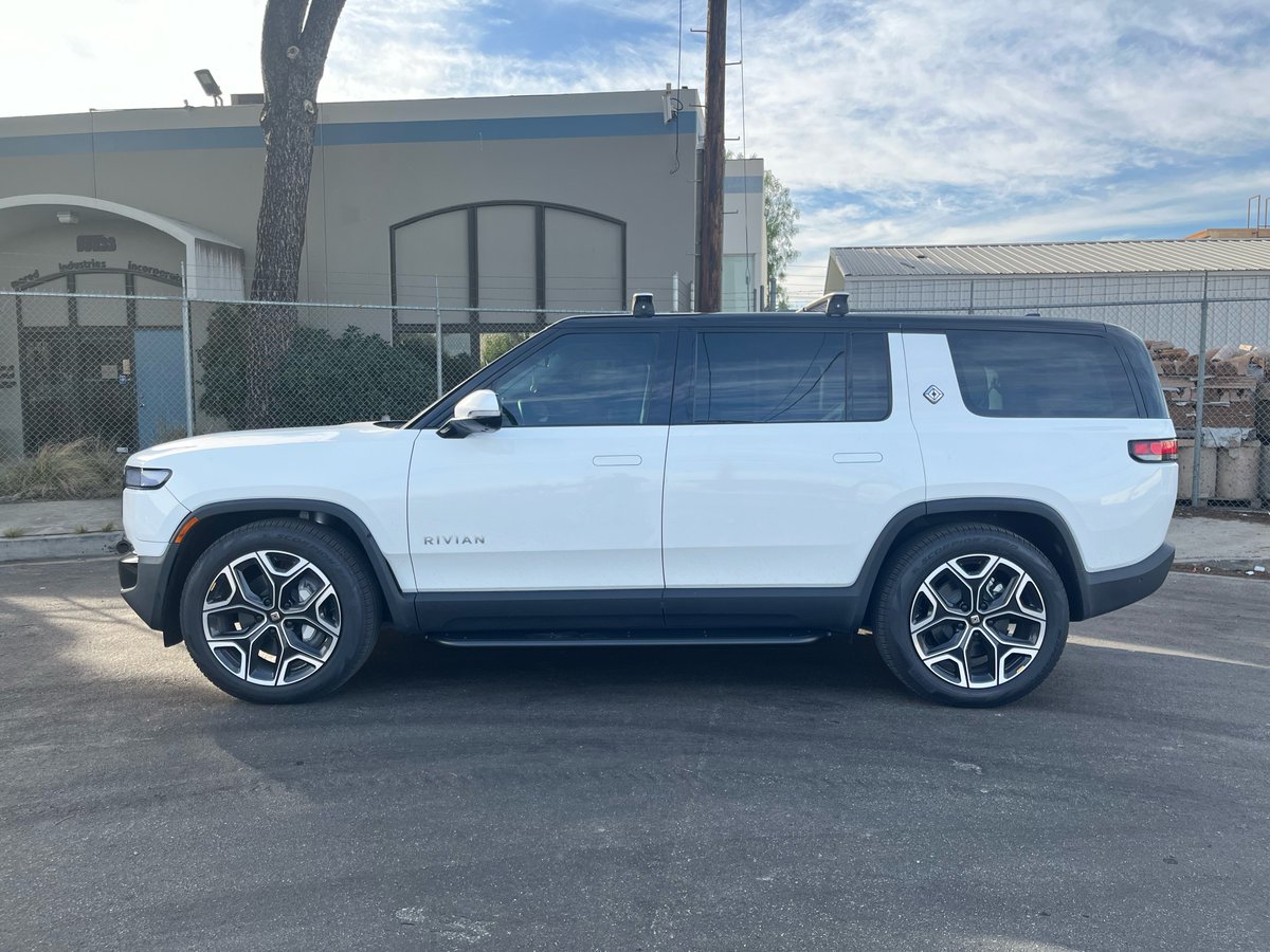 Team1ev's tweet photo. New triple square running boards on this R1S 🙌

#rivianoffroad #evsportline #rivianstories #rivianmotors #rivianofficial #rivianr1s #R1s #team1ev #R3 #R2 #Rivian #Rmaxx https://t.co/knPqDc0uHa