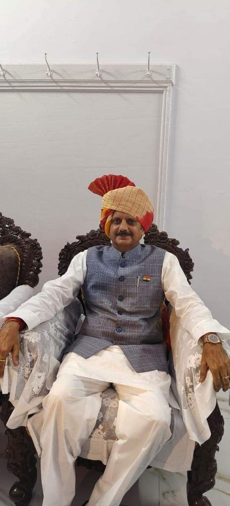 MprafSrlm30552's tweet photo. @INCMP वैसे झूठ के पांव भी नहीं होते हैं
देखलें माननीय महोदय की असली सीधा बैज लगी फोटो https://t.co/AsXw65Qe1B