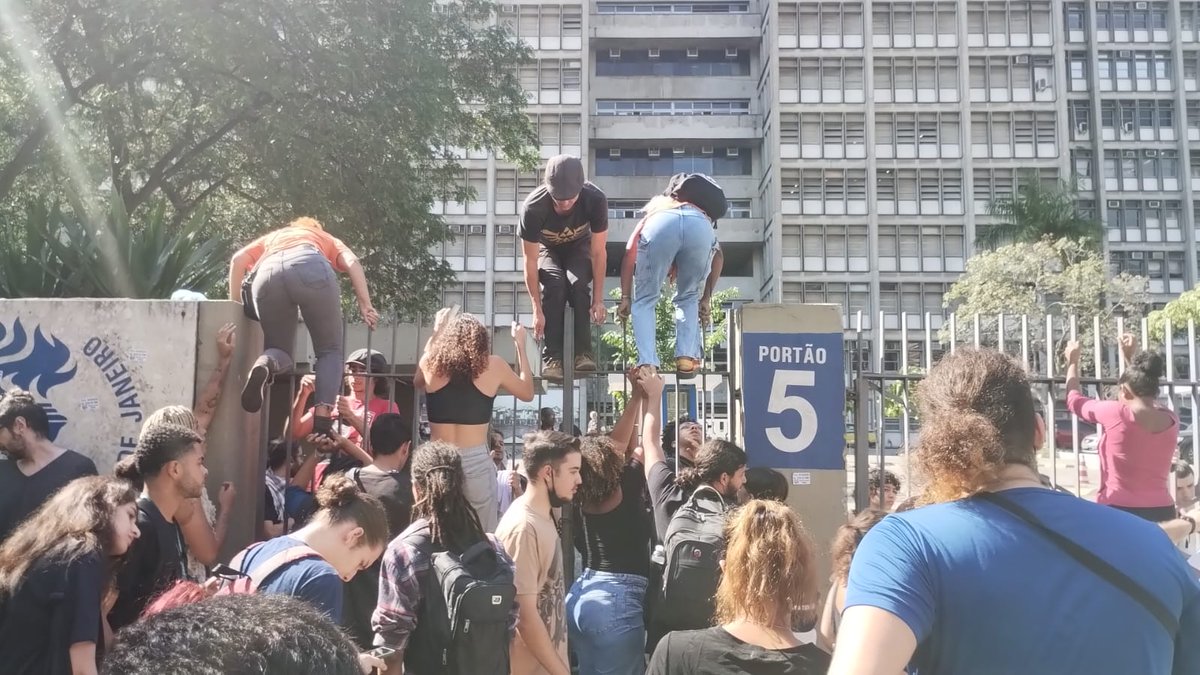 nirav_developer's tweet photo. 🚨À luta, estudantes da Uerj🚨

“Um mais um é sempre mais que dois”

Juntos somos o futuro que queremos construir.  Vamos pular o muro, até que não haja mas muros. https://t.co/uF1LJeIFZw