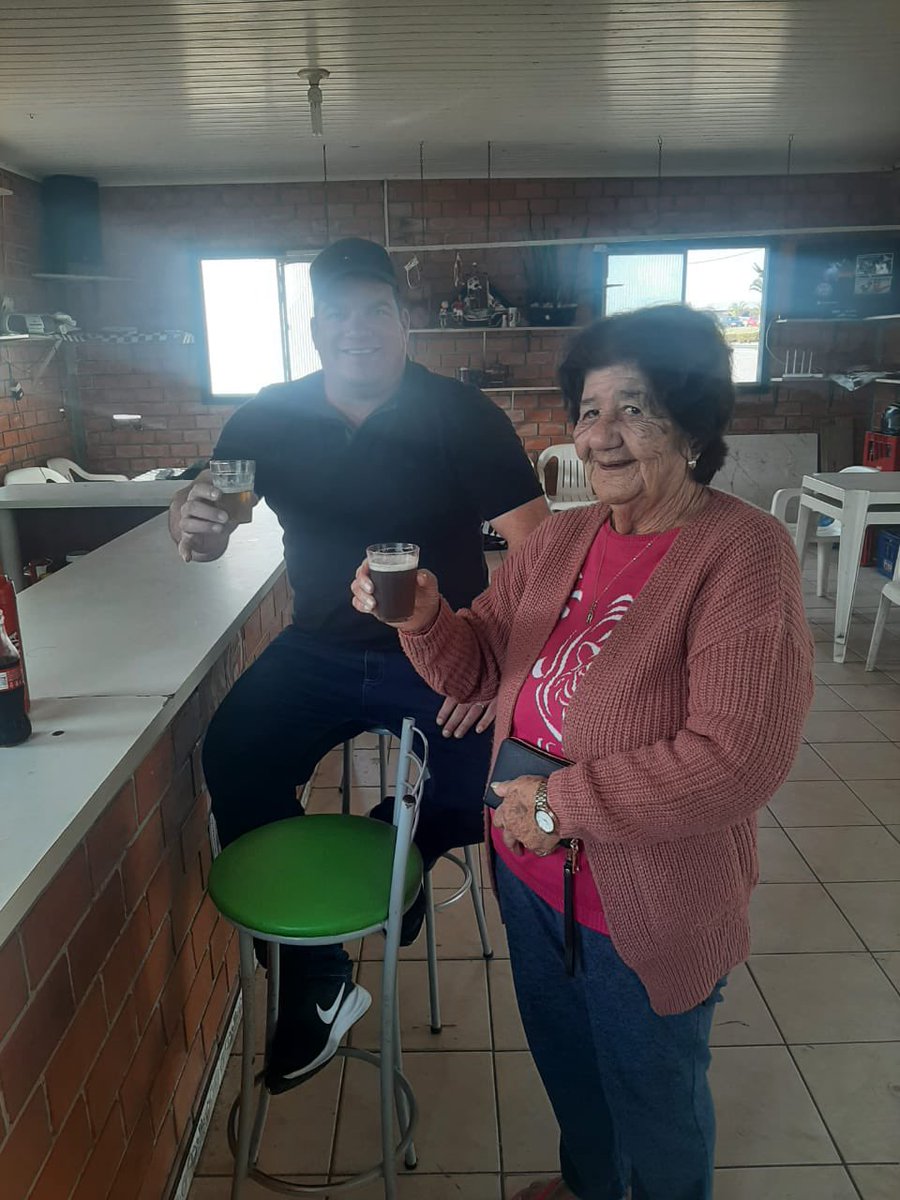 quando eu envelhecer quero ser igual minha vó que numa quinta feira meio dia está no bar bebendo sua cervejinha com coca
