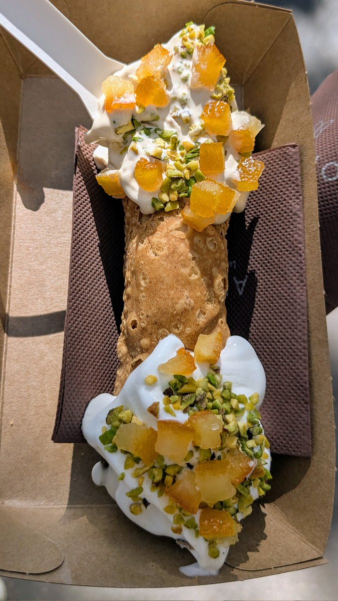 Le cannolo sicilien signé #angiolo. Un côté caramel, un côté fleur de lait ✨ #glacier #Paris