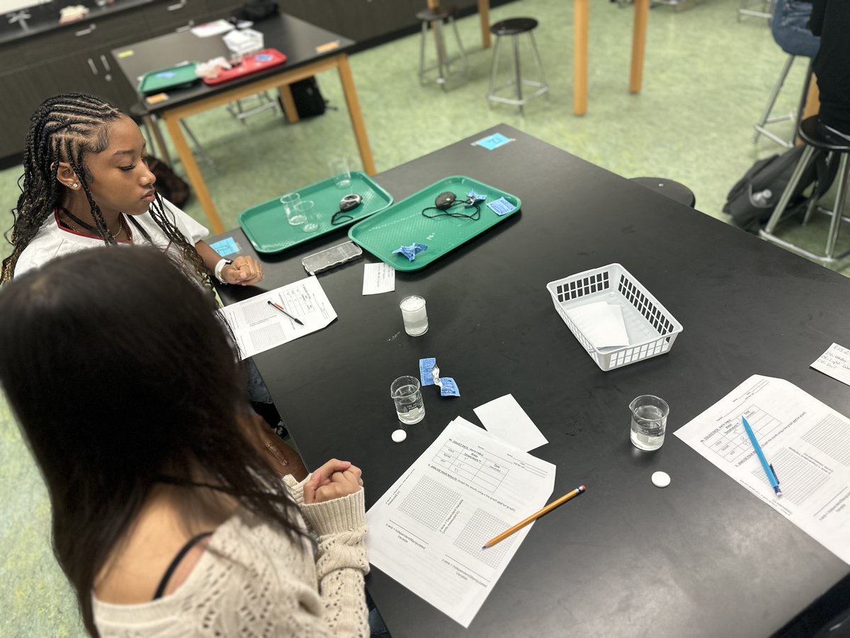 BellaireHigh's tweet photo. Analyzing data today in a Biology lab in Mr. Martinez’s classroom today. #BHSLearn https://t.co/MEk0PBhKfI