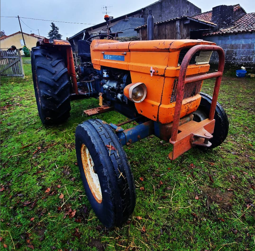 alexandre123698's tweet photo. Vous voyez ce vieux tas de ferraille? Et bien le paternel me l'a offert aujourd'hui, sans un mot, pour mon anniversaire... et ca veut dire beaucoup! 🥹 #someca #restauration #transmission https://t.co/4behbJ0eWS