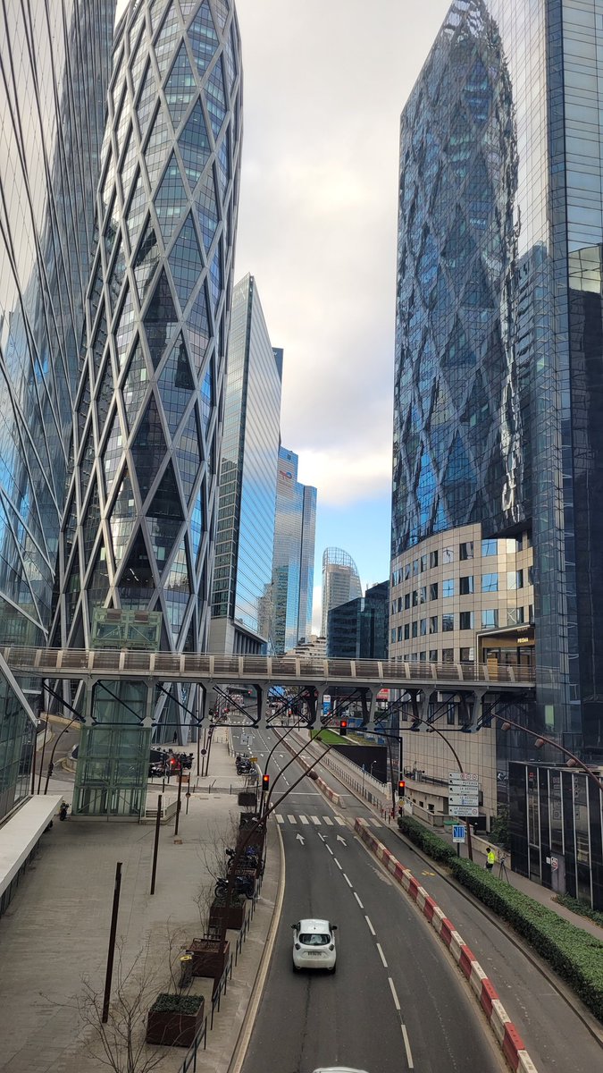 Arrlexz's tweet photo. La defense https://t.co/McMxxTKWkl