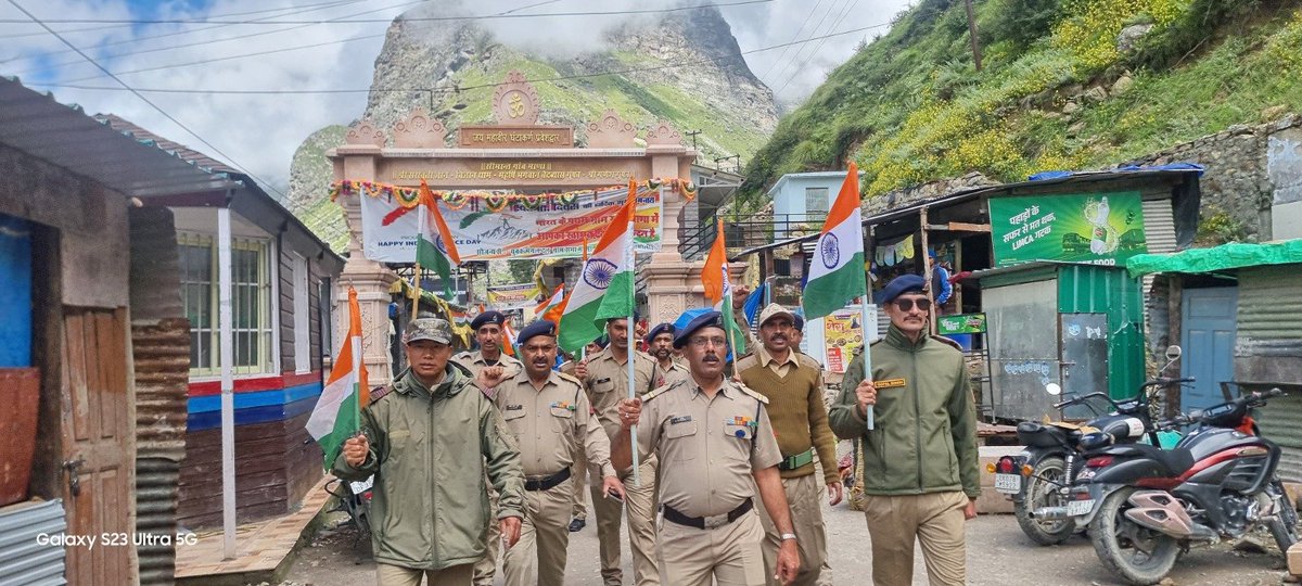 PRODefDehradun's tweet photo. On the occasion of 78th Independence Day, Brig PS Joshi, CE, #ProjectShivalik, proudly hoisted the tricolour at a #BRO post at 15,000 ft.
Other units also celebrated by hoisting the tricolour at various high passes & honoring the nation's spirit & resilience.
#ProudlyIndian https://t.co/7tz8nVxqeZ