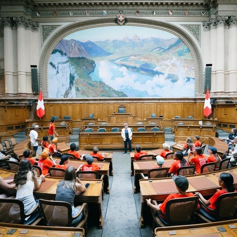 Violapamherd's tweet photo. Mehrere hunderttausend Schweizerinnen und Schweizer 🇨🇭 leben im Ausland.  Einige von ihnen durfte ich heute Nachmittag im Bundeshaus empfangen. Es war mir eine Freude, mich mit den Kindern und Jugendlichen und ihren Begleitpersonen auszutauschen und ihre Fragen zu beantworten 🙏 https://t.co/01R2pEilLN
