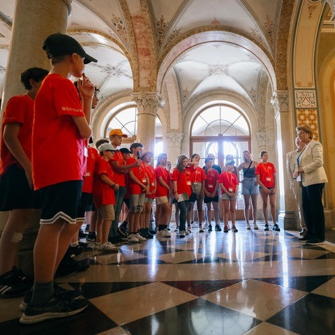 Violapamherd's tweet photo. Mehrere hunderttausend Schweizerinnen und Schweizer 🇨🇭 leben im Ausland.  Einige von ihnen durfte ich heute Nachmittag im Bundeshaus empfangen. Es war mir eine Freude, mich mit den Kindern und Jugendlichen und ihren Begleitpersonen auszutauschen und ihre Fragen zu beantworten 🙏 https://t.co/01R2pEilLN