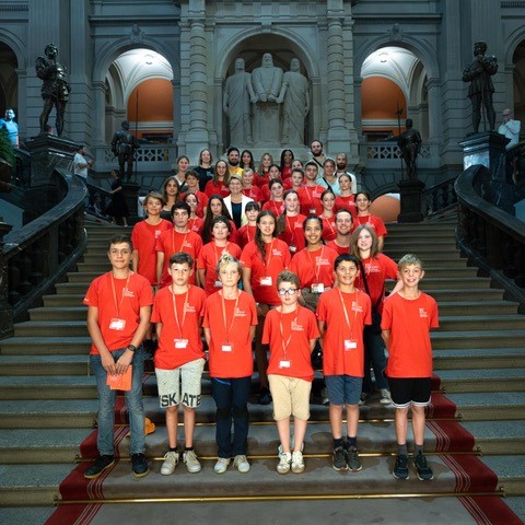Mehrere hunderttausend Schweizerinnen und Schweizer 🇨🇭 leben im Ausland.  Einige von ihnen durfte ich heute Nachmittag im Bundeshaus empfangen. Es war mir eine Freude, mich mit den Kindern und Jugendlichen und ihren Begleitpersonen auszutauschen und ihre Fragen zu beantworten 🙏