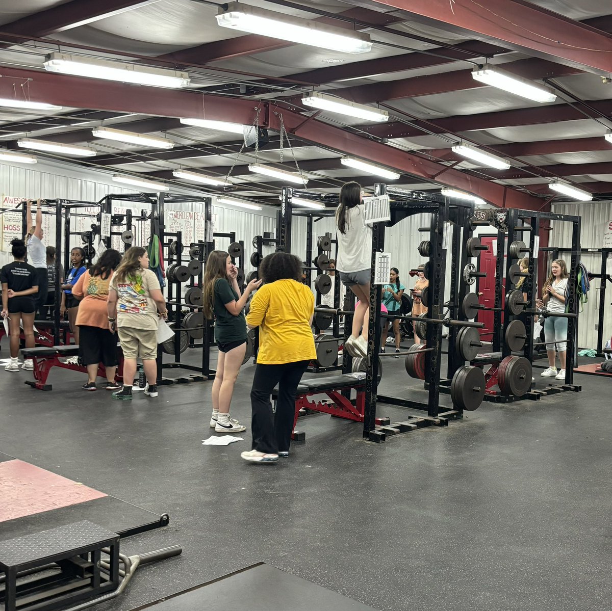 CoachMorris4's tweet photo. Fitness Testing Day 1! 

Ss working in groups to measure muscular endurance and set goals for the semester 💪

@TullahomaPhysEd https://t.co/uPybcJz7NG