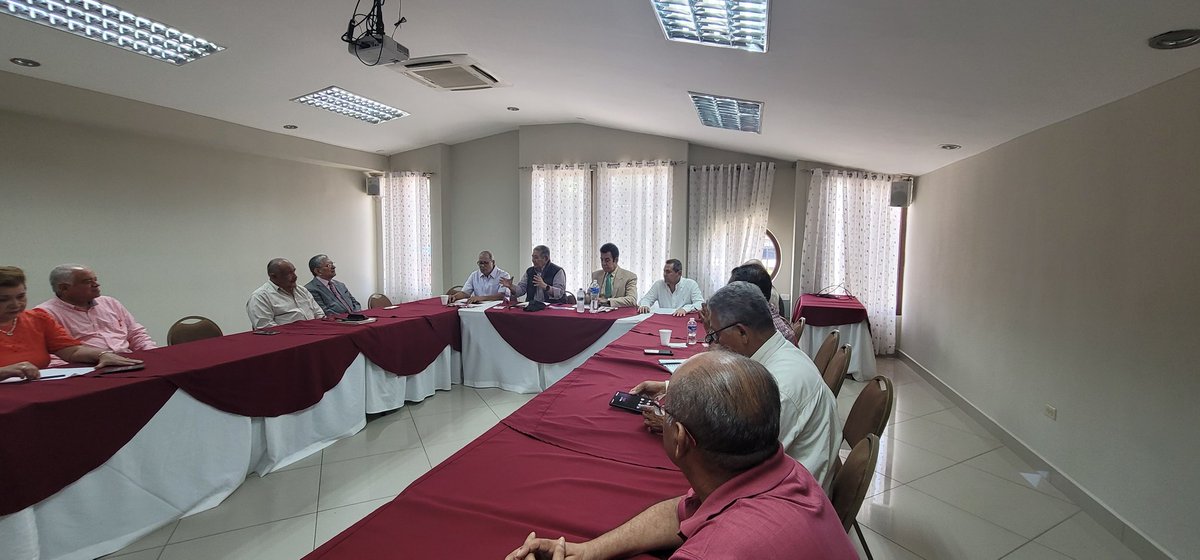Junto a <a href="/SalvaPresidente/">Salvador Nasralla</a> hemos sostenido importante reunión con la Plataforma Cívica Liberal que cuenta con valiosos ciudadanos comprometidos con el avance de Honduras. Agradecemos el interés de apoyar esta lucha por defender nuestras libertades y nuestra democracia.