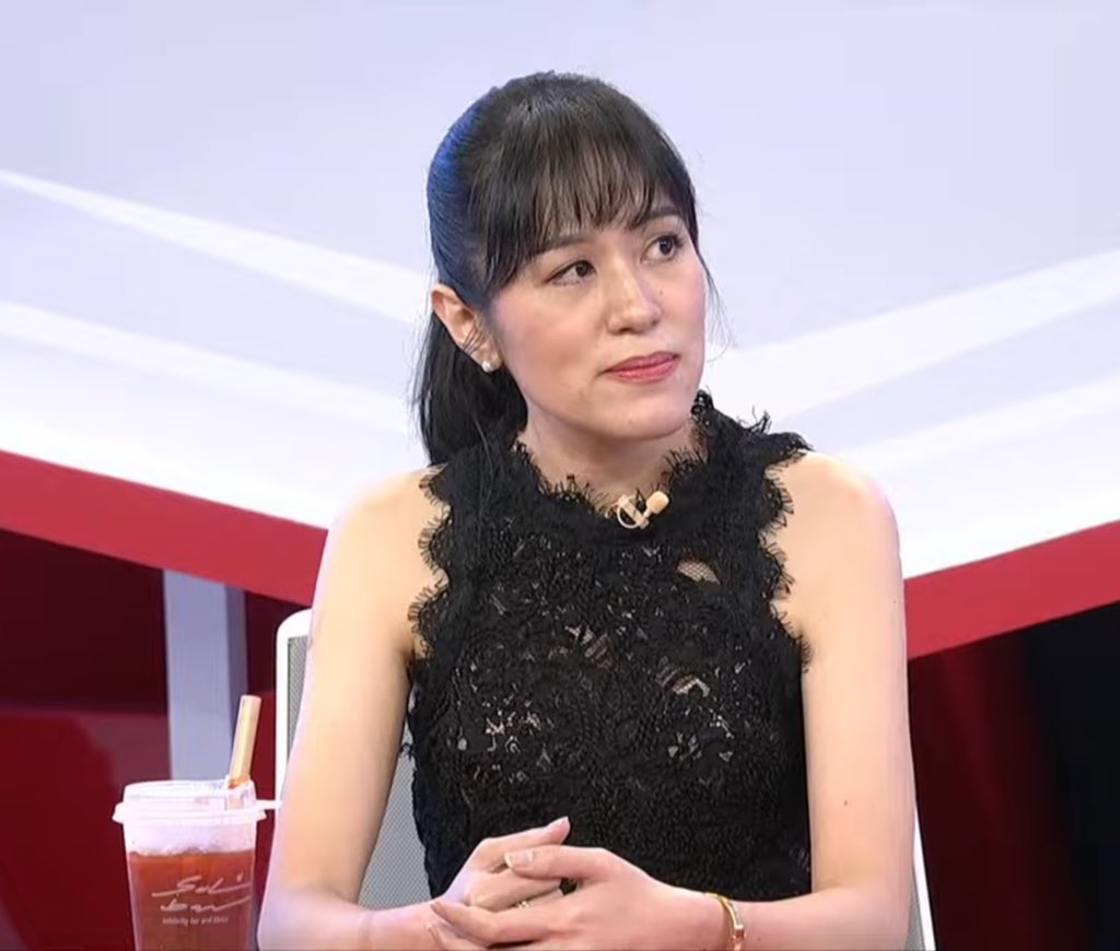 loreneeliz's tweet photo. เอาจริงๆ ปะ การที่สื่อทุกรายการพยายามที่จะเชิญคุณช่อพรรณิการ์ไปให้ได้เวลามีประเด็นอะไรเกิดขึ้นก็เพราะเขาน่าเชื่อถือไง มองขาด อ่านเกมออกหมด วิเคราะห์ทุกอย่างตามเหตุการณ์ ตามหลักเหตุและผลจริงๆ กฎหมายก็อ้างอิงได้ ความรู้รอบด้านสื่อแม่น น่าสนใจและประชาชนให้ความ���ชื่อถือมากก ตอบฉลาด นั่งเฉยๆ ยังฉลาดเลยสวยด้วย นี่คือการเอาชนะทางความคิด ที่โคตรฉลาด ทุกครั้งที่คุณช่อพูดคนฟังคิดตาม ย่อยสารยากๆ เข้าใจง่ายละเอียดด้วย คนมางัดด้วยตายห่าเสียหมามาเยอะแล้ว

ไม่เคยแผ่วแล้วจะมาบอกว่าเขาทำได้แค่พูดข้างนอก มึงลองให้เขากลับเข้าสภาแล้วลงเลือกตั้งค่ะ เดี๋ยวจะได้รู้ว่ามารดากูจะกวาดหมดมั้ย
