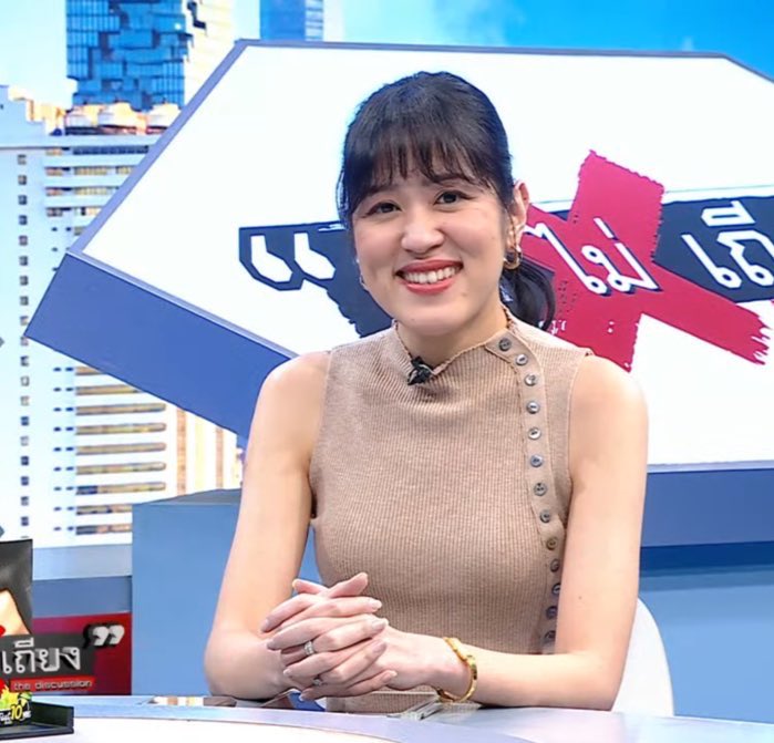 loreneeliz's tweet photo. เอาจริงๆ ปะ การที่สื่อทุกรายการพยายามที่จะเชิญคุณช่อพรรณิการ์ไปให้ได้เวลามีประเด็นอะไรเกิดขึ้นก็เพราะเขาน่าเชื่อถือไง มองขาด อ่านเกมออกหมด วิเคราะห์ทุกอย่างตามเหตุการณ์ ตามหลักเหตุและผลจริงๆ กฎหมายก็อ้างอิงได้ ความรู้รอบด้านสื่อแม่น น่าสนใจและประชาชนให้ความ���ชื่อถือมากก ตอบฉลาด นั่งเฉยๆ ยังฉลาดเลยสวยด้วย นี่คือการเอาชนะทางความคิด ที่โคตรฉลาด ทุกครั้งที่คุณช่อพูดคนฟังคิดตาม ย่อยสารยากๆ เข้าใจง่ายละเอียดด้วย คนมางัดด้วยตายห่าเสียหมามาเยอะแล้ว

ไม่เคยแผ่วแล้วจะมาบอกว่าเขาทำได้แค่พูดข้างนอก มึงลองให้เขากลับเข้าสภาแล้วลงเลือกตั้งค่ะ เดี๋ยวจะได้รู้ว่ามารดากูจะกวาดหมดมั้ย