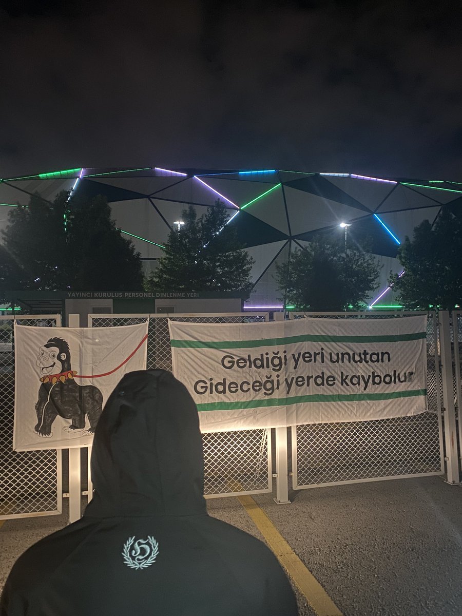 Konya ağır taştı, altında kaldın. Sırtında 42'yi görünce artık utanıyoruz. 34 giy, sana o yakışır! 👌