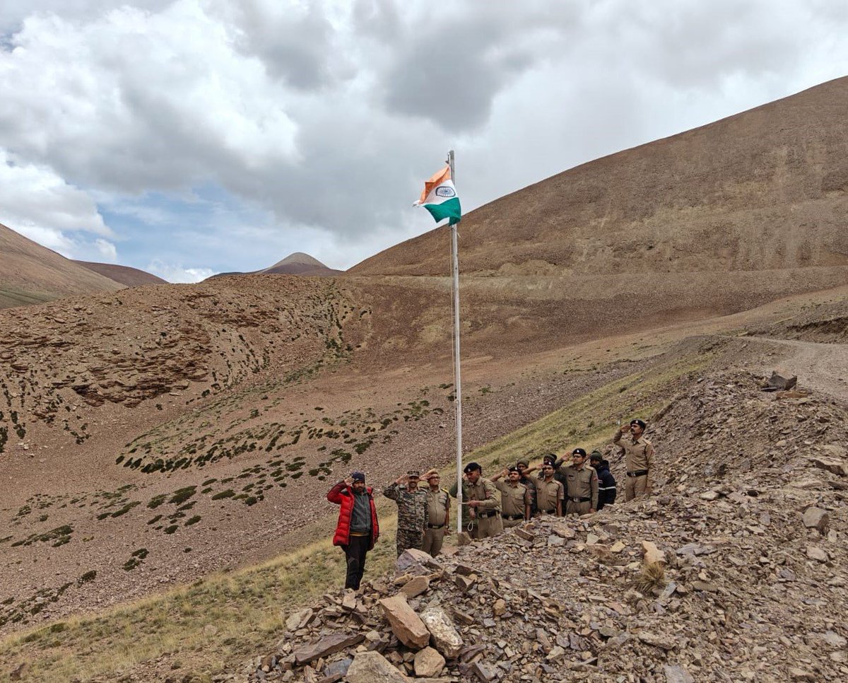 PRODefDehradun's tweet photo. On the occasion of 78th Independence Day, Brig PS Joshi, CE, #ProjectShivalik, proudly hoisted the tricolour at a #BRO post at 15,000 ft.
Other units also celebrated by hoisting the tricolour at various high passes & honoring the nation's spirit & resilience.
#ProudlyIndian https://t.co/7tz8nVxqeZ
