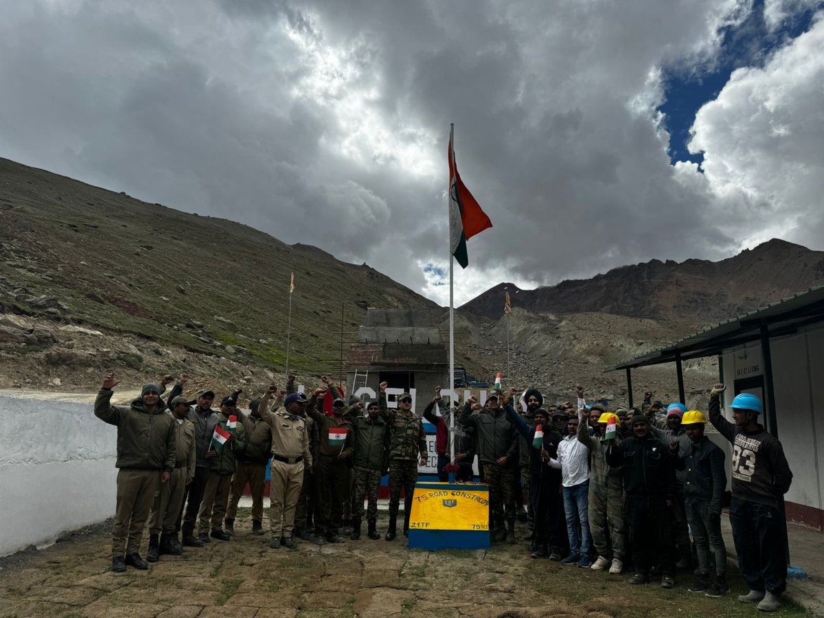 PRODefDehradun's tweet photo. On the occasion of 78th Independence Day, Brig PS Joshi, CE, #ProjectShivalik, proudly hoisted the tricolour at a #BRO post at 15,000 ft.
Other units also celebrated by hoisting the tricolour at various high passes & honoring the nation's spirit & resilience.
#ProudlyIndian https://t.co/7tz8nVxqeZ