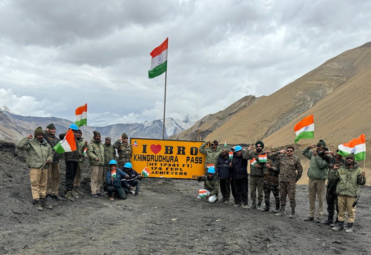 PRODefDehradun's tweet photo. On the occasion of 78th Independence Day, Brig PS Joshi, CE, #ProjectShivalik, proudly hoisted the tricolour at a #BRO post at 15,000 ft.
Other units also celebrated by hoisting the tricolour at various high passes & honoring the nation's spirit & resilience.
#ProudlyIndian https://t.co/7tz8nVxqeZ