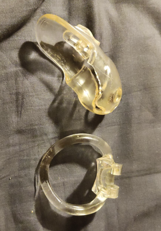 bobinet23's tweet photo. After 2 and a half years of intense use, I've had to say goodby to my first holytrainer ! It finally broke during a hard to constrain morning boner 🍆

(I pierced an extra hole for my PA 💍, it did weaken it) https://t.co/mmtA6n0a4C