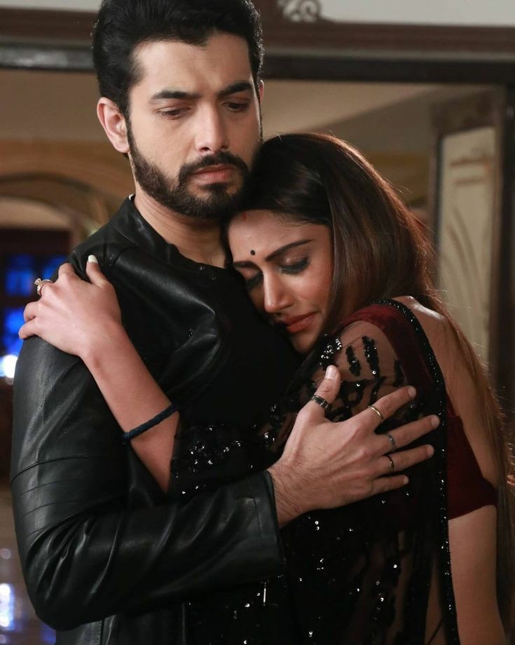 SharadXMyLove's tweet photo. Their hugs>>>>>>

4 YEARS OF VANI BLISS 
#Naagin5 https://t.co/GxUwrPQpuW