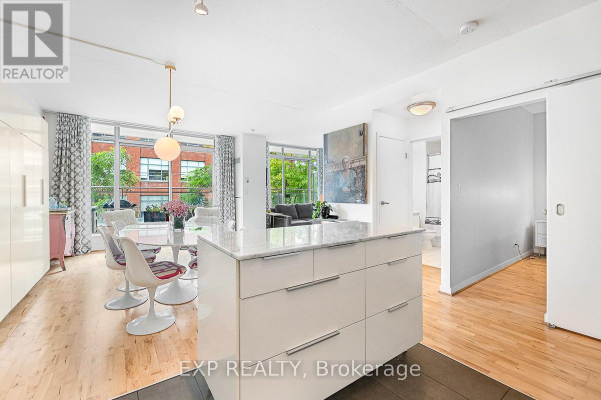 IdealLofts's tweet photo. For sale. 203-301 Markham St in Little Italy. This bright and versatile unit features floor-to-ceiling west-facing windows and a balcony that spans the unit's width. This 1 + 1 bedroom started as a 2 bedroom and can easily be converted back. https://t.co/G2hvLwiMg2 #torontocondos https://t.co/lGkNRjllLY