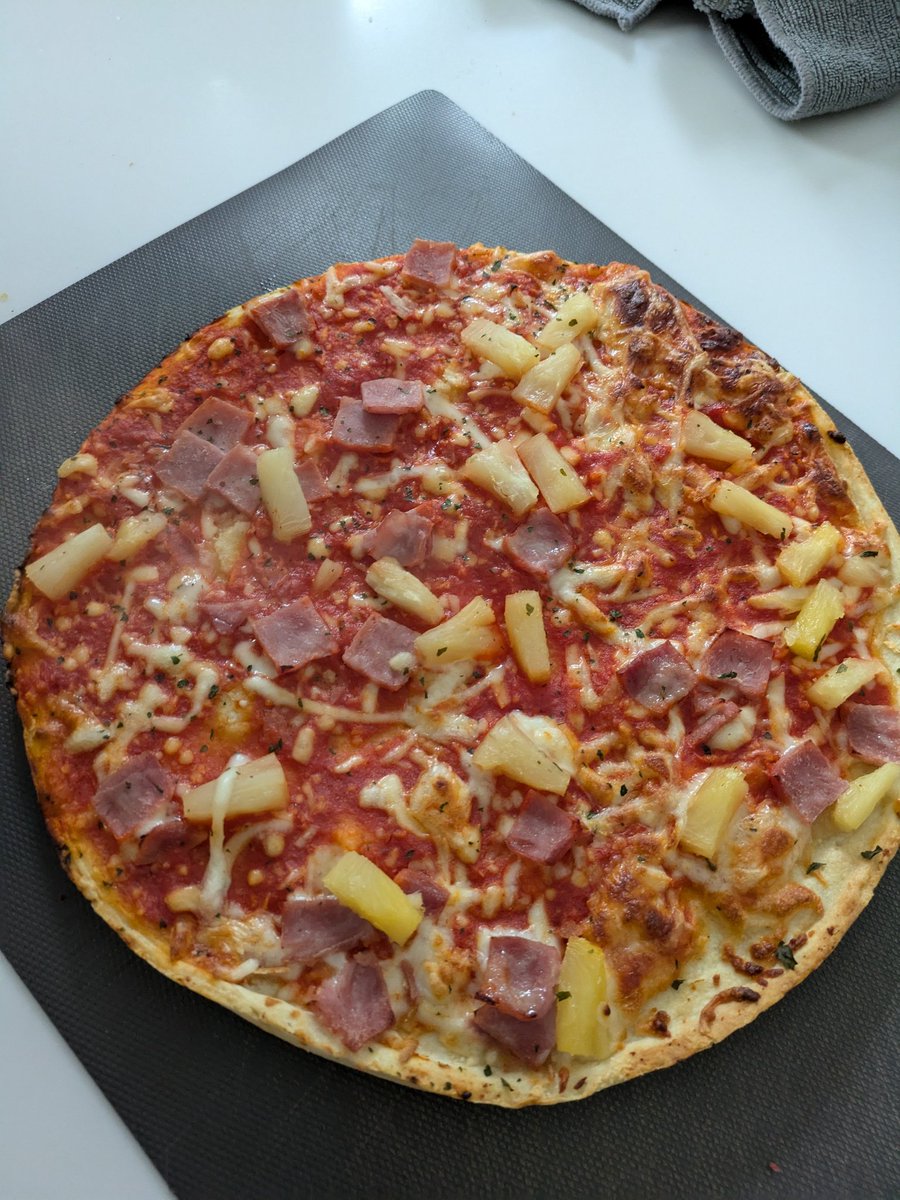 AckrellK's tweet photo. @AldiUK aren't you supposed to put a bit more cheese on pizzas 🤔😂 https://t.co/R6nmkiUxLA
