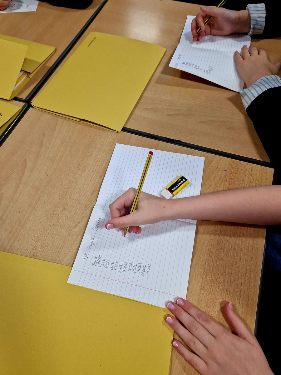 BearsdenAcademy's tweet image. What a brilliant second day with our young people! It was great to pop along to @BearsdenEnglish and see S1 so engaged in their #learning &amp;amp; #reading. They are already showcasing the #schoolvalues &amp;amp; are off to a fantastic start!  Mr Sloan and @Bearsden_Guid are very proud! 🤩🌟🤩