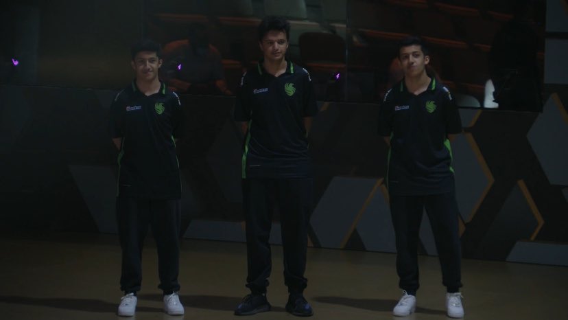 صقورنا دخلوا الستيج وجاهزين للمباراة 🦅💚

#شجع_الاخضر | #EsportsWorldCup