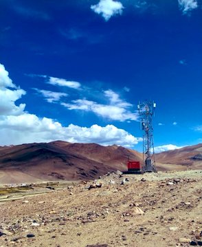 TheEarthNews1's tweet photo. #Last mile network connectivity in #Ladakh near India #ChinaLAC. Remarkable achievement by #India. Excellent roads and 5G/4G #Network at the border.
@lg_ladakh @airtelindia #5G #4G @kstanzinladakh https://t.co/vYKv8j4zHw