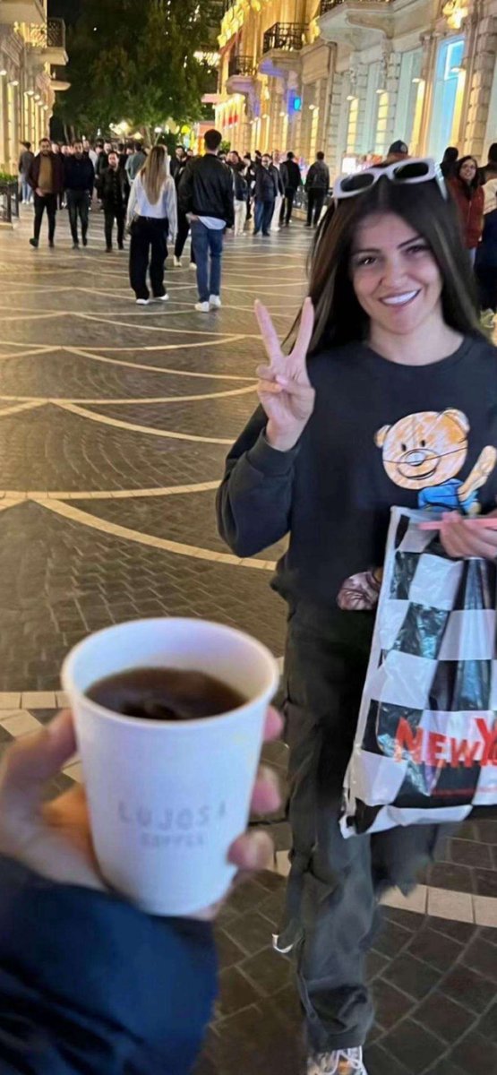 أنتي وجهك فيه زين ، وبه قبول
 صبح شمسٍ في حياتي شارقه

إضحكي وإخذي معك كل العقول
   أنتي فعلاً . . بالحلايا " فارقه " 

         #مسساء_الخير 🩵