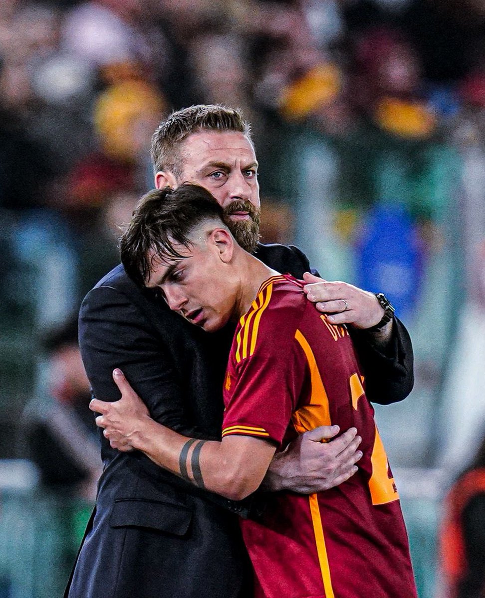 AtaqueFutbolero's tweet photo. ⚠️🇦🇷🇮🇹 Daniele De Rossi le comunicó a Paulo Dybala que PELEARÍA EL PUESTO con Matías Soulé, por sus buenos rendimientos en la pretemporada.

Esa charla hizo que Dybala se decida por Al-Qadisiyah, club con el que estaba negociando hace 3 MESES. 🔜

[@CLMerlo] https://t.co/We3MFOJPkn