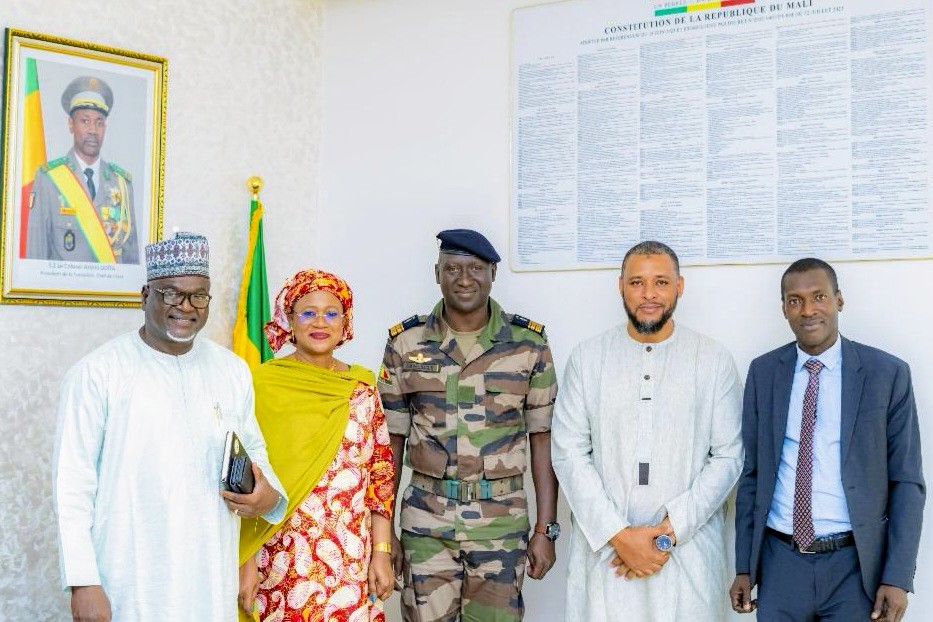 LiptakoG's tweet image. #PCRSS : Une mission de l’Autorité du #LiptakoGourma conduite par S.E @HawaAwALG , accompagnée du @PCRSSMali , s’est rendue auprès de l’autorité de tutelle au #Mali : Col Major Ismaël Wagué, Ministre la Réconciliation, de la paix et de la cohésion nationale.