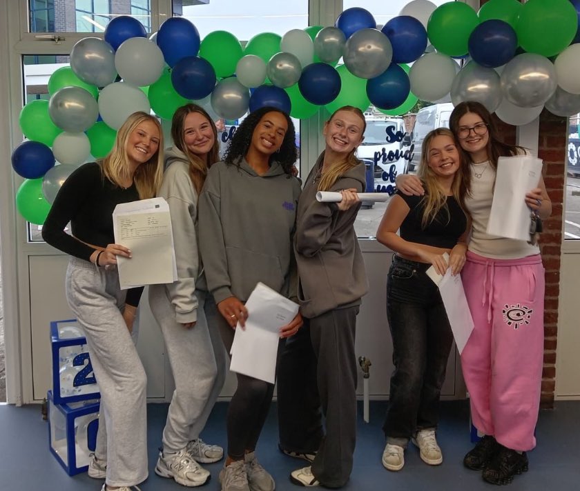 altrinchamtoday's tweet photo. A LEVEL RESULTS: Congratulations to the pupils of Wellington School in Timperley, who have achieved the school’s best ever A Level results. 

66% of all grades came in at A*-B, and 82% of students are off to their first-choice university 👍

@WellyTimp https://t.co/eqZDFkIcOh