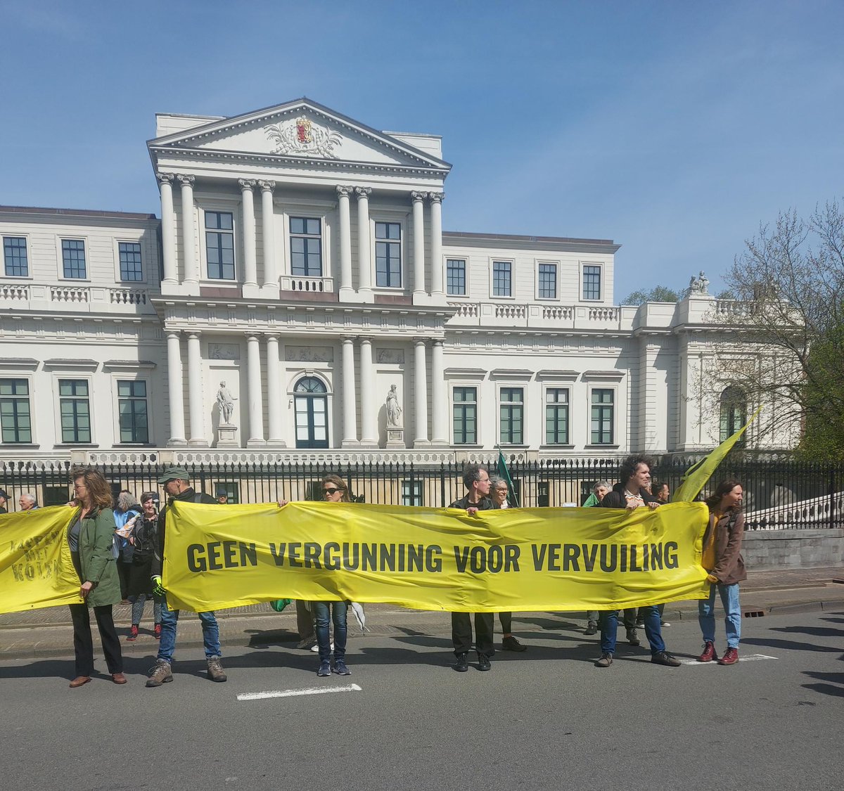 NLRebellion's tweet photo. BREKEND: Rechter geeft XR gelijk: geen last onder dwangsom voor rebellen in Haarlem. Vanmiddag heeft de rechtbank N-H geoordeeld dat de burgemeester van de gemeente Haarlem vier rebellen  geen last onder dwangsom had mogen opleggen. Lees ons persbericht: https://t.co/BFdF1oOfTj https://t.co/2eFGPSIxU4