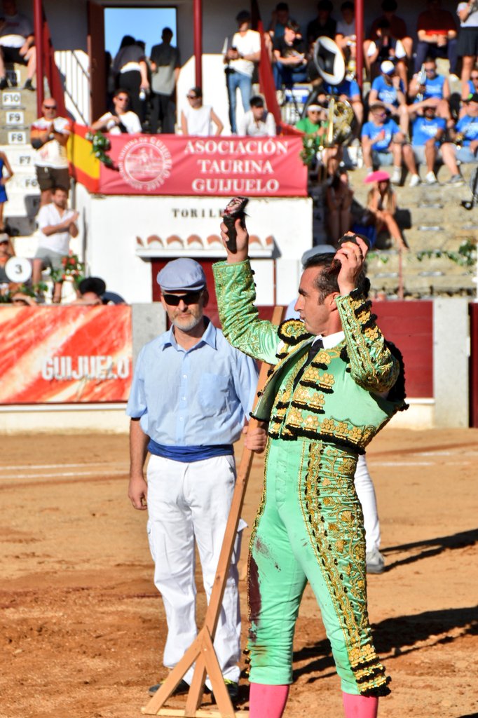 ⭕️ 1° El Fandi, dos orejas.