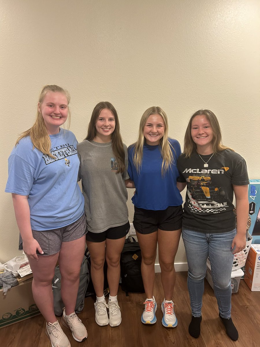 ETBU_WBSK's tweet photo. Move-in day is here! It takes all of US. Excited for the year! https://t.co/5sQHhDIDq5