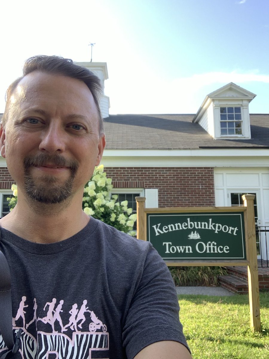 Law_Hound's tweet photo. Was on vacation this month in Maine and had to grab a ⁦@ELGL50⁩ #CityHallSelfie in Kennebunkport https://t.co/YNYYd0d5Cc
