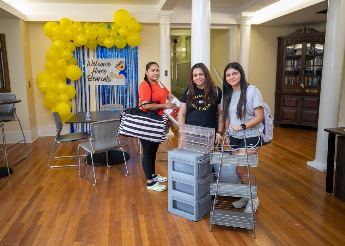 LanderUniv's tweet image. Welcome home, class of 2028! 💙💛

#movein #college #dorm #landeruniversity #bearcats