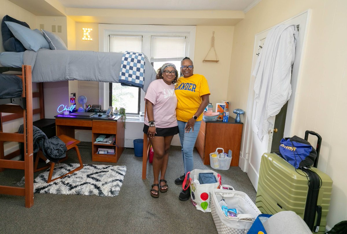 LanderUniv's tweet image. Welcome home, class of 2028! 💙💛

#movein #college #dorm #landeruniversity #bearcats