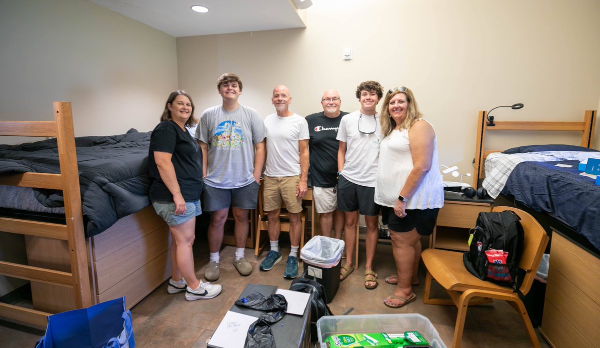LanderUniv's tweet image. Welcome home, class of 2028! 💙💛

#movein #college #dorm #landeruniversity #bearcats
