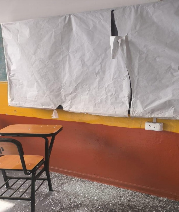 UNFVoficial's tweet photo. Una pizarra interactiva en la Facultad de Derecho y Ciencia Política villarrealina fue vandalizada por personas inescrupulosas, cuya identificación se viene determinando.
Ver aquí → https://t.co/xsr9aW49ei
#UNFV #SL01 #LocalCentral #FDCP #Aula #PantallaInteractiva #Vandalismo https://t.co/WEhaNPCaDr