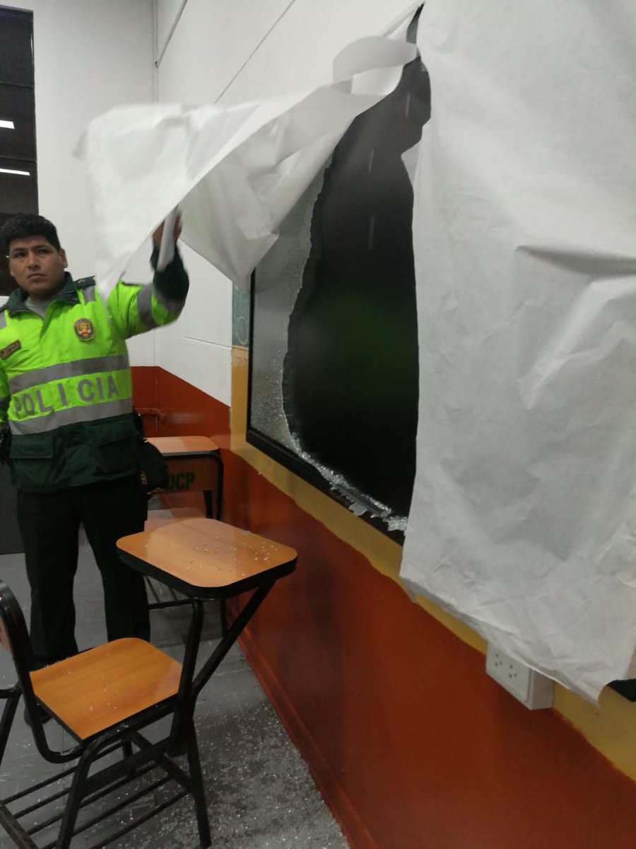 UNFVoficial's tweet photo. Una pizarra interactiva en la Facultad de Derecho y Ciencia Política villarrealina fue vandalizada por personas inescrupulosas, cuya identificación se viene determinando.
Ver aquí → https://t.co/xsr9aW49ei
#UNFV #SL01 #LocalCentral #FDCP #Aula #PantallaInteractiva #Vandalismo https://t.co/WEhaNPCaDr