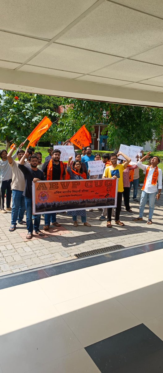 ABVPGujarat's tweet photo. #ABVPCUG द्वारा केन्द्रीय विश्वविद्यालय, गुजरात में ओफलाइन कक्षाओं के लिए नोटिस जारी करने समेत विभिन्न मांगों को लेकर कुलपति को ज्ञापन देकर आंदोलन और प्रदर्शन किया गया। परिणाम स्वरूप विद्यार्थी परिषद की मांगों को स्वीकार किया गया।
#ABVPForStudents https://t.co/vEEiWbjQkN
