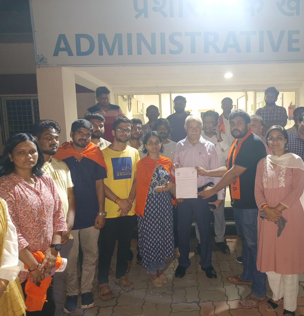 ABVPGujarat's tweet photo. #ABVPCUG द्वारा केन्द्रीय विश्वविद्यालय, गुजरात में ओफलाइन कक्षाओं के लिए नोटिस जारी करने समेत विभिन्न मांगों को लेकर कुलपति को ज्ञापन देकर आंदोलन और प्रदर्शन किया गया। परिणाम स्वरूप विद्यार्थी परिषद की मांगों को स्वीकार किया गया।
#ABVPForStudents https://t.co/vEEiWbjQkN