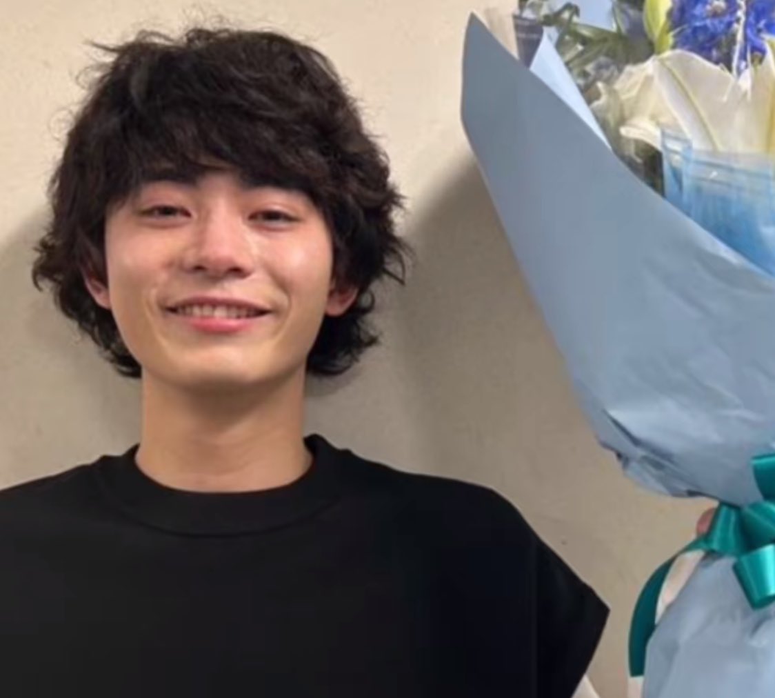 BK0YCkGq3x61421's tweet photo. 豊田裕大くん、幻想的な目の色（黒縁のあるヘーゼルかな）が相まって真顔だと真意を見透かされているようで近寄りがたい感じなのに、笑うと口の両端が真横にムニュッっと大きく広がってただでも短い中顔面が余計に短くなるの可愛過ぎる、真顔だと菅田将暉さんなのに笑うとニャンちゅうに似てるよね、、 https://t.co/eQaO15NjWU