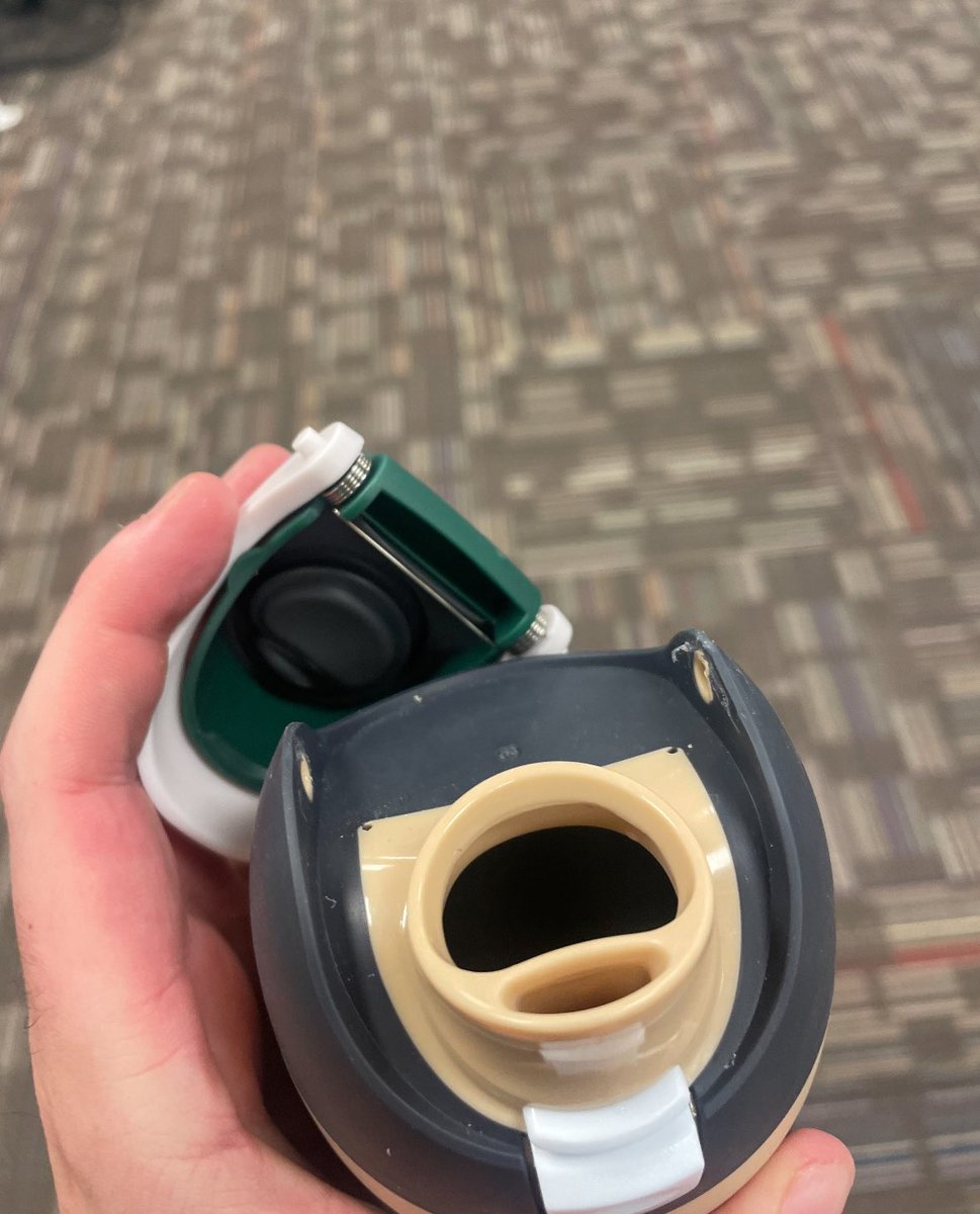 Amber41531602's tweet photo. @owalalife my bottle literally just broke and I’ve had it for less than 2 WEEKS. Is there anything you can do about this ??? https://t.co/GjFa8ohsp7