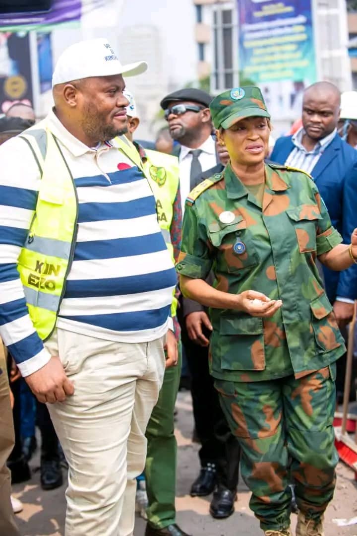elie_kashama's tweet photo. 🛑KINSHASA_COUP_DE_POING
Dans le cadre de l’opération Coup de poing, lancée par le gouverneur de la ville #Daniel #Bumba #Lubaki , pour débarrasser Kinshasa de toutes ses immondices, le génie militaire, un des services des Forces armées de la RDC, a débuté des travaux sur... https://t.co/SjSsPMS7BA